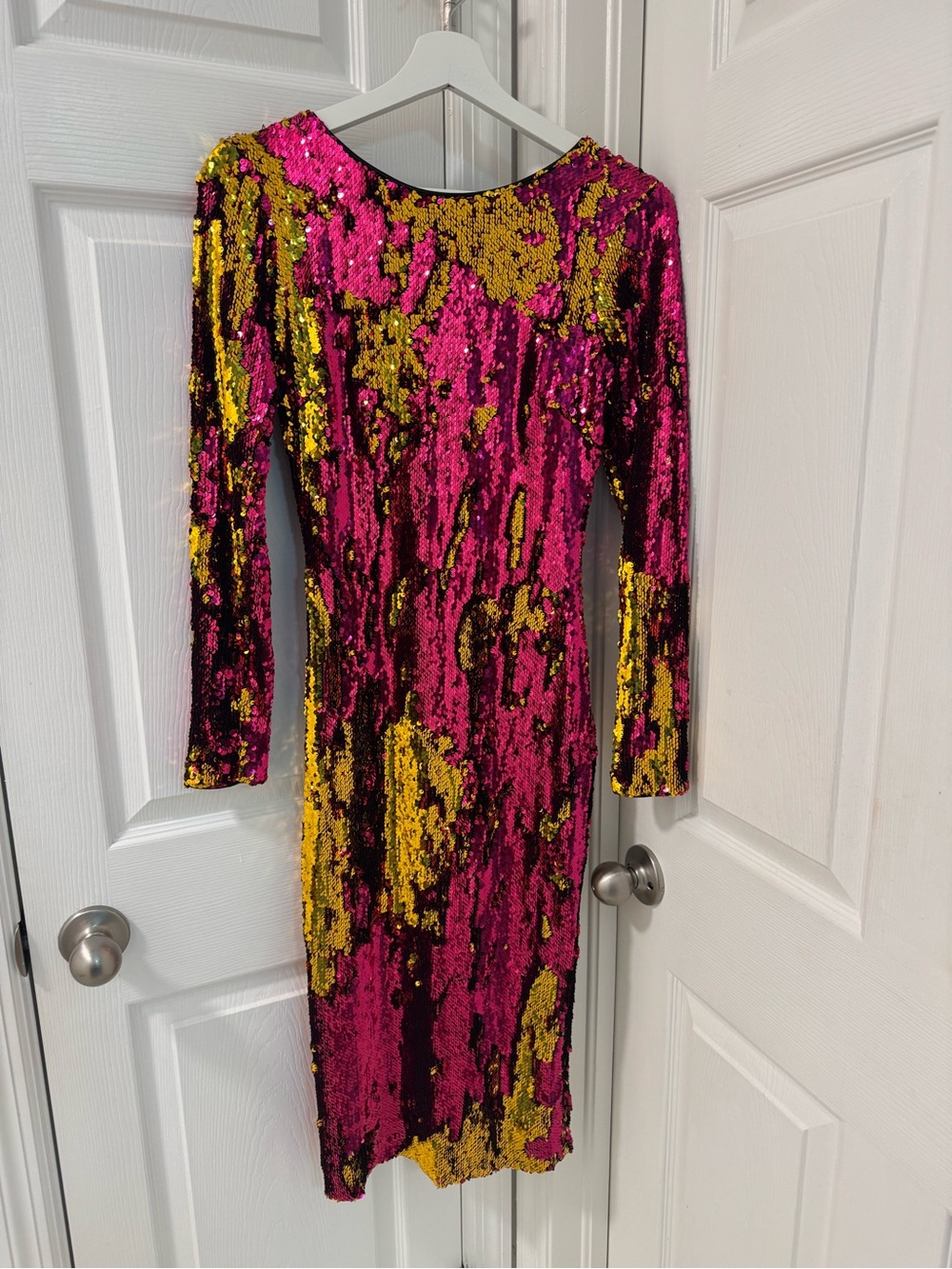 Dress the Population Women Emery V Neck Long-Sleeve Sequin Dress Hot Pink Small - Picture 3 of 7